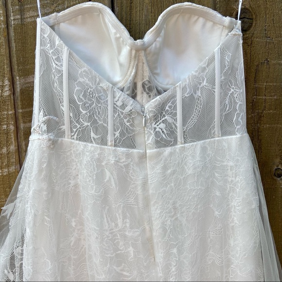White Lace Bustier Embroidered Dress w/ Train 🤍 - Picture 9 of 15